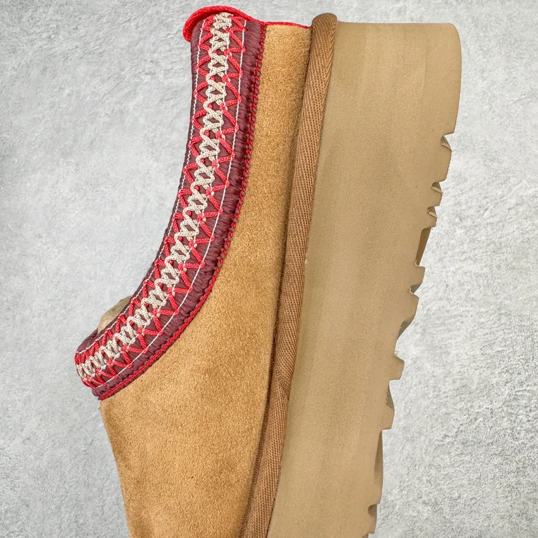 Pick up locally💰520 UGG 2553 ethnic style half-mug autumn and winter sheep fur integrated snow boots. All shoes are made from ZP. Longfeng A-grade Australian imported sheep fur integrated brand OEM production line. Fully follow the ZP process. OEM original pattern maker. Adhering to the principle of no original shoes and no development selection. Pay attention to every detail. The most authentic version on the market TREADLITE "Light Wing" technology outsole. Lightweight/durable/flexible/pile size: 35 36 37 38 39 40 Coding: by2936070